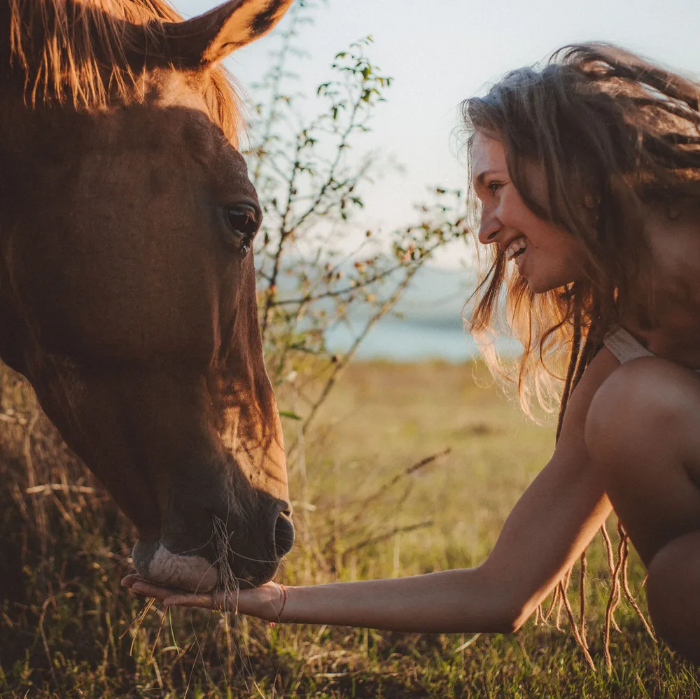 Mujer con su caballo — joya conmemorativa para compañeros Sakti Atelier