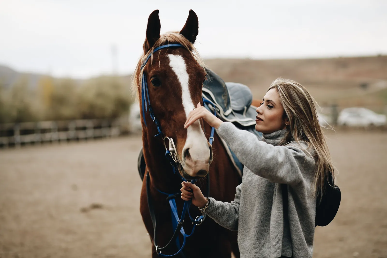 Mujer acariciando a su caballo — joya conmemorativa Sakti Atelier