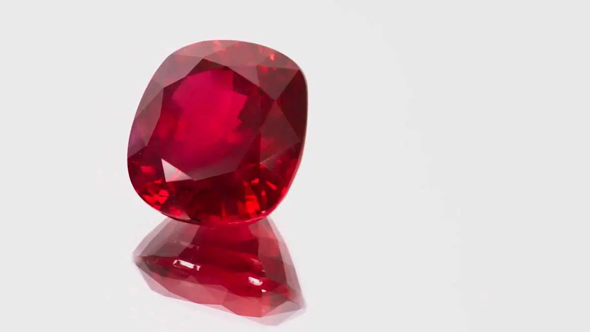 Laboratory ruby cushion cut — gema real con mismas propiedades que rubí natural Sakti Atelier